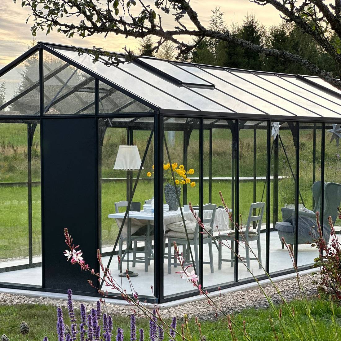 Montering av ramme og glassfelt på Classic Premium-drivhus i norsk hage