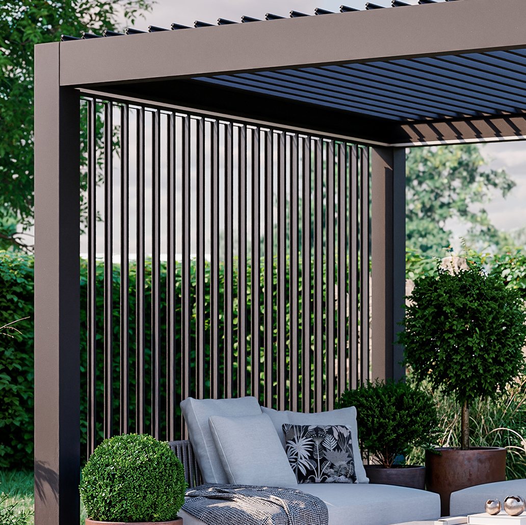 Nærbilde av aluminiumslameller og integrert regnvannsrenne i pergola